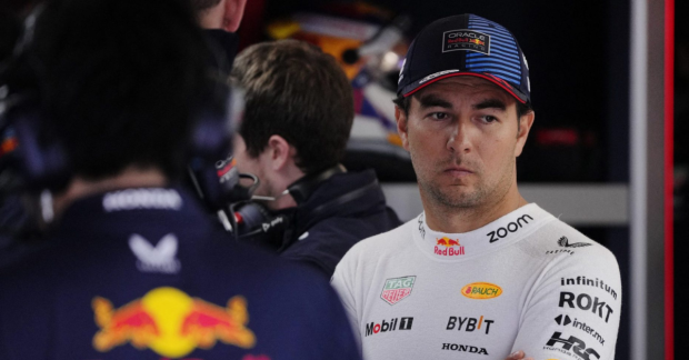 Checo Pérez decepcionado en el garaje de Red Bull tras dejar la carrera del GP de Canadá