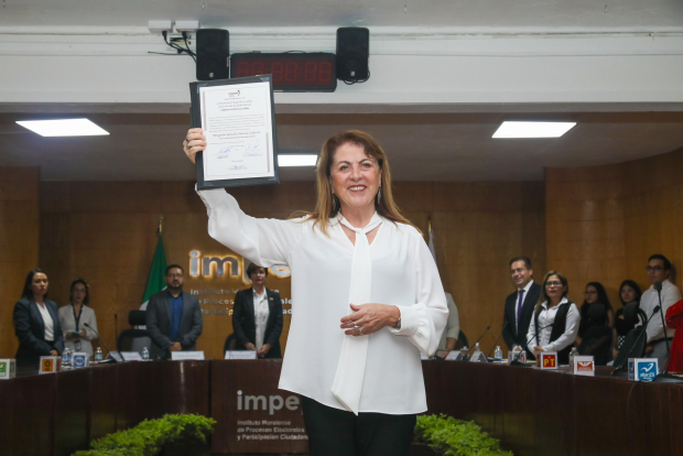 Margarita González tras recibir el documento que acredita su triunfo, ayer.