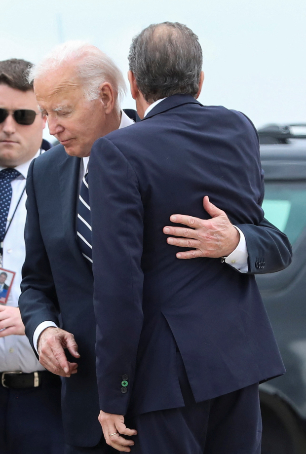El mandatario abraza a su hijo al llegar a Delaware, ayer, tras el juicio.