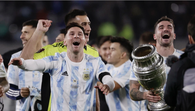 Lionel Messi celebra su victoria en la Copa América durante un partido de clasificación para el Mundial 2022 contra Bolivia