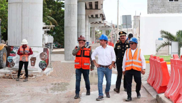 El gobernador de Yucatán realizó un recorrido por los trabajos que se llevan a cabo sobre la calle 82 del centro de Progreso.