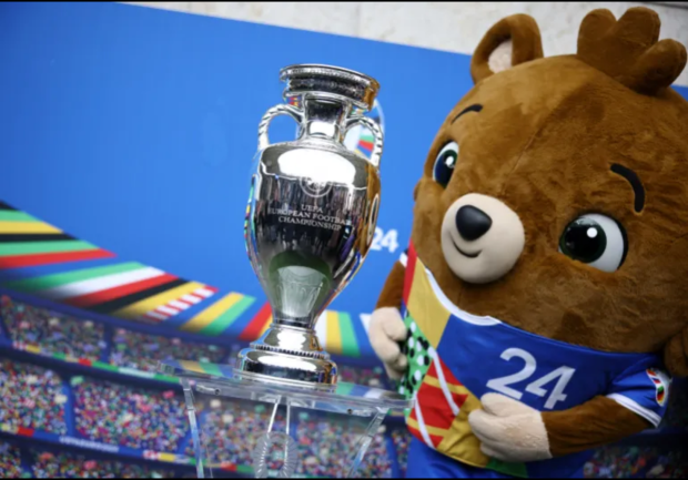 La mascota de la Eurocopa 2024, Albart, posa con el trofeo del Campeonato de Europa