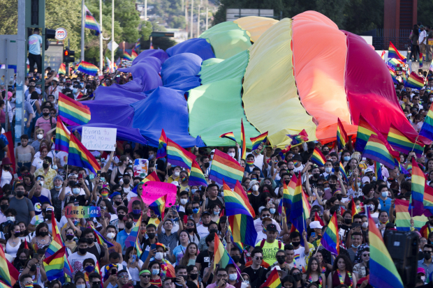 Miles de personas se manifiestan en la marcha por el orgullo LGBT+, en Monterrey.