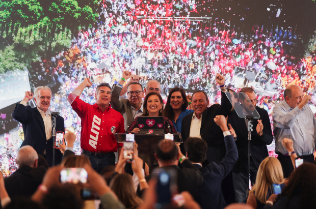 La candidata presidencial de oposición Xóchitl Gálvez al cierre de las casillas el pasado 2 de junio, acompañada de Alejandro Moreno, Jesús Zambrano y Marko Cortés