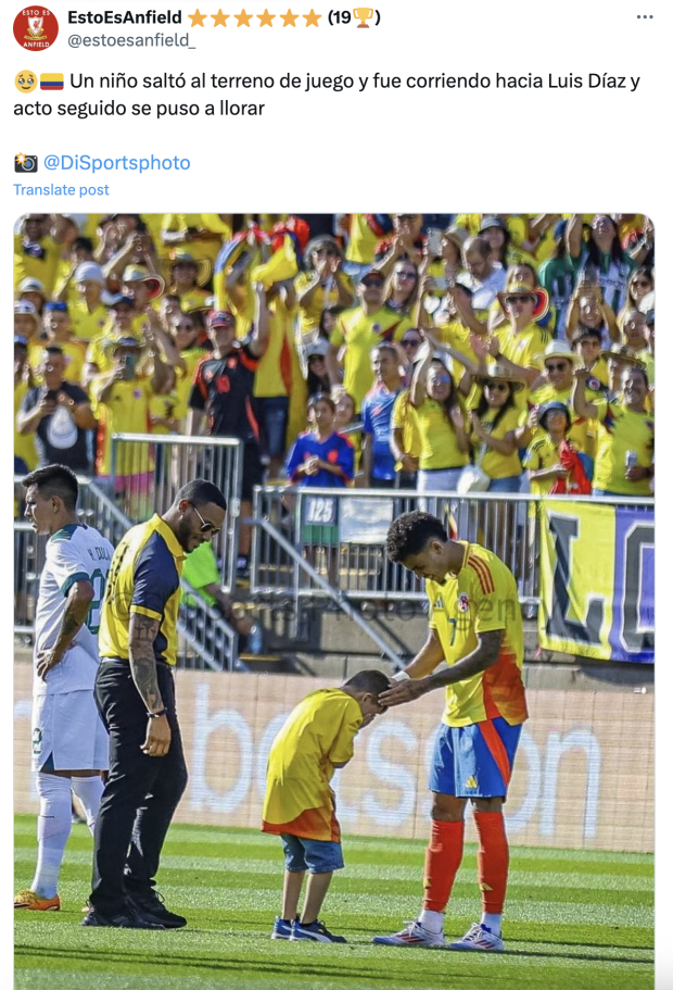 Luis Díaz abrazó a un niño que entró a la cancha a saludarlo durante el amistoso entre Colombia y Bolivia.