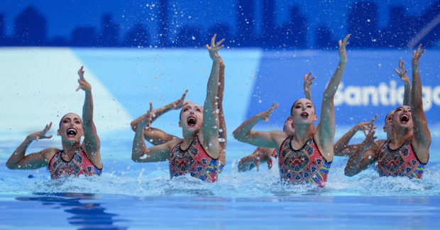 Equipo mexicano de natación artística en su rutina en los Juegos Panamericanos de Santiago 2023