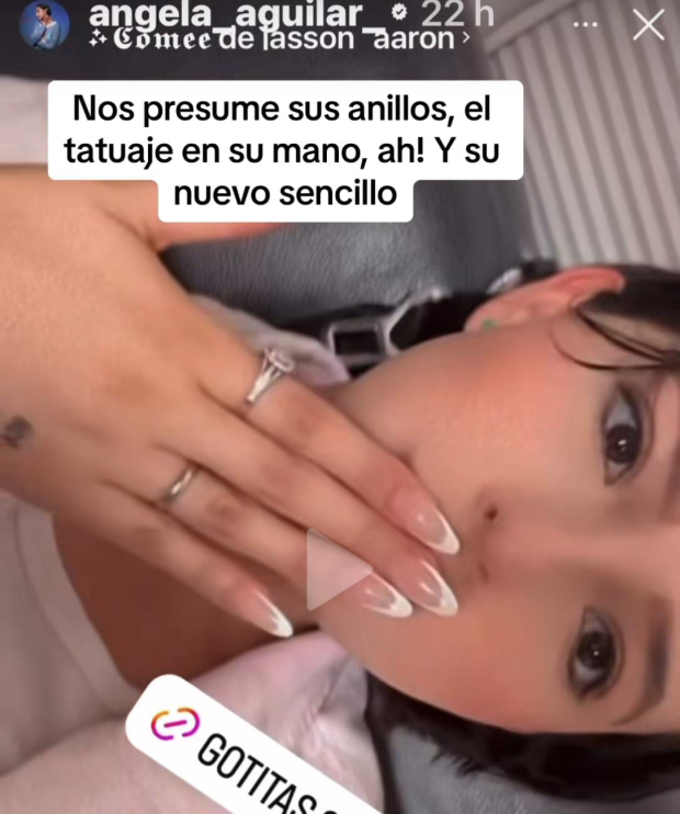 La mano tatuada de Ángela Aguilar.