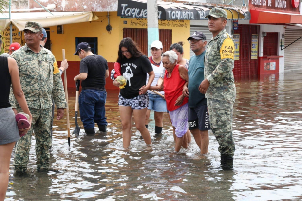 Elementos del Ejército apoyan a la población afectada en Chetumal, el sábado.