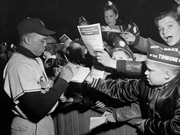 Jardinero central de los Gigantes de Nueva York
Willie Mays firma autógrafos en un juego de exhibición de béisbol en Oakland, California, en marzo de 1952
