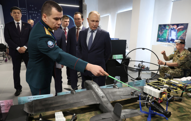 El mandatario ruso observa modelos de armas producidos por Norcorea que le muestra un líder aliado.