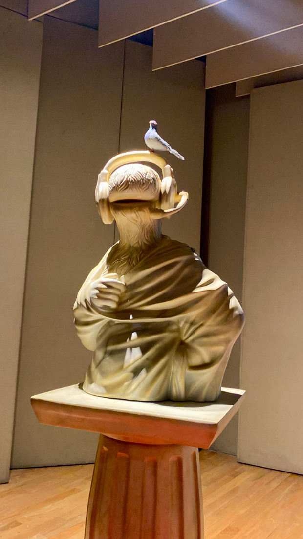 Una estatua de Juanín Juan Harry imita a las esculturas clásicas.