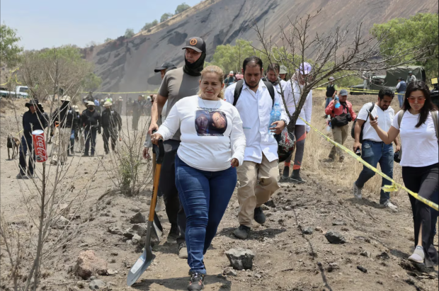 Ceci Flores, durante una búsqueda de restos en la alcaldía Tláhuac, en la CDMX, el pasado 1 de mayo.