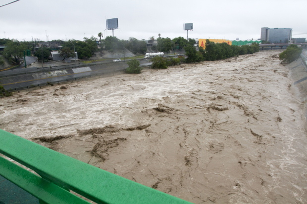 Crecida del río Santa Catarina, en Monterrey, Nuevo León, ayer.