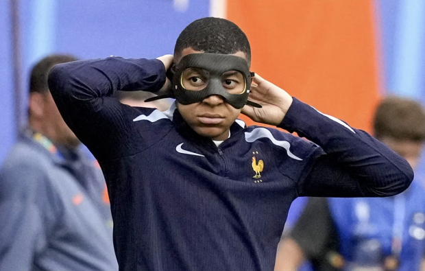 Kylian Mbappé se presenta con máscara lisa desacuerdo a las regulaciones de la UEFA