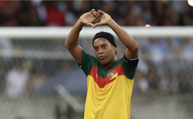 Ronaldinho participa en un partido benéfico