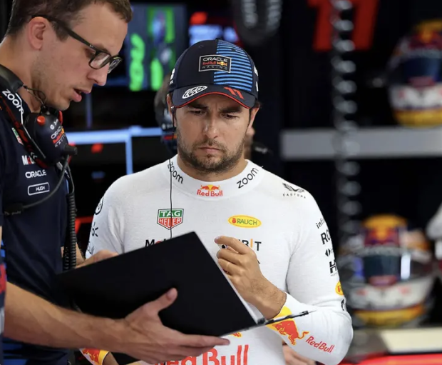 Checo Pérez con su ingeniero Hugh Bird en el GP de España