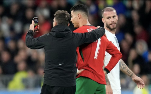 Fan se toma foto con Cristiano Ronaldo tras invadir la cancha en el partido de Eslovenia vs Portugal