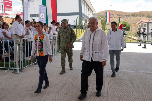 Claudia Sheinbaum y Andrés Manuel López Obrador inauguran nueva base de la Guardia Nacional en Xoxocotlán, Oaxaca.
