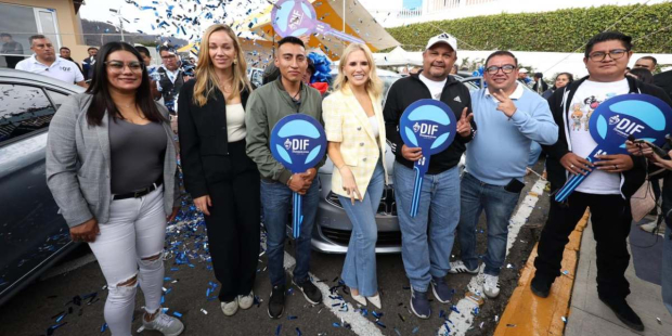 El gobierno de Huixquilucan celebró el Día del Padre con la entrega de siete automóviles último modelo.