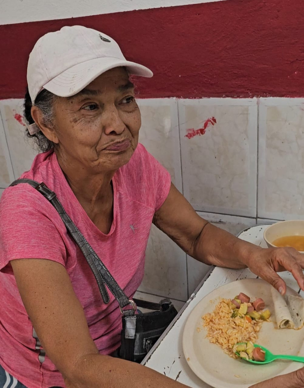 Ruth Córdova se alimenta en un comedor comunitario, ayer.