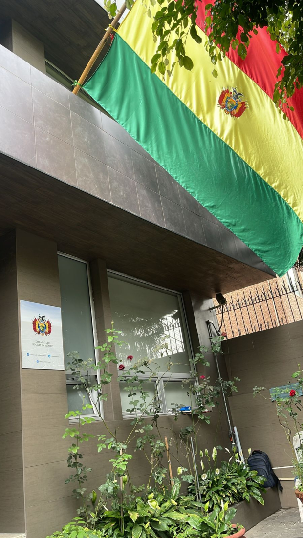 Elementos de la Secretaría de Seguridad Ciudadana resguardan las instalaciones de la Embajada de Bolivia en la Ciudad de México.