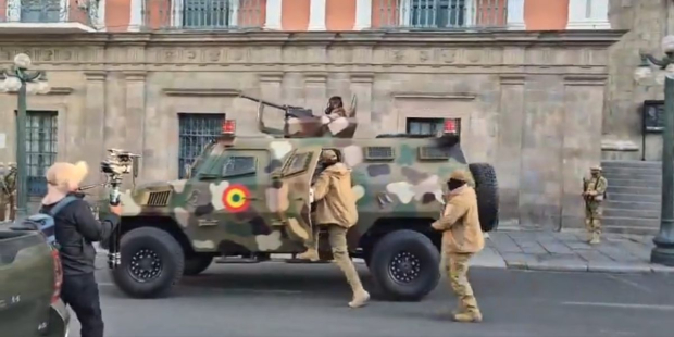 Militares se retiran de la Plaza Murillo tras nuevo nombramiento