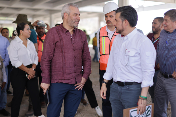 El gobernador Alfredo Ramírez Bedolla recorre la obra del nuevo hospital de Michoacán