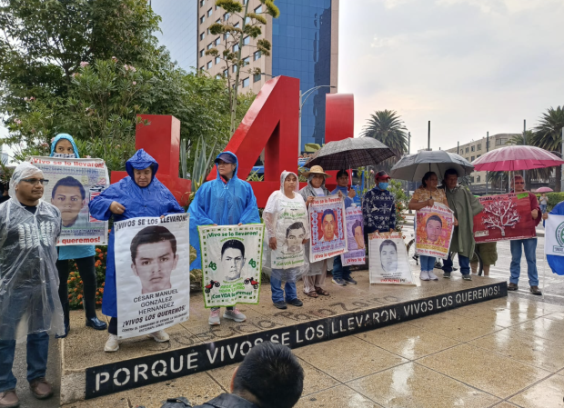 Familiares de los normalistas marcharon ayer, en la CDMX.