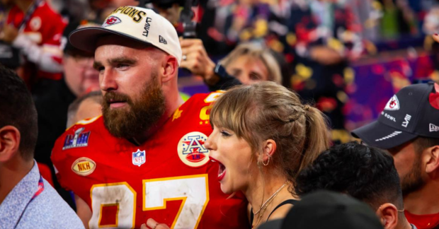 Travis Kelce y Taylor Swift celebran el campeonato de los Chiefs en el Super Bowl