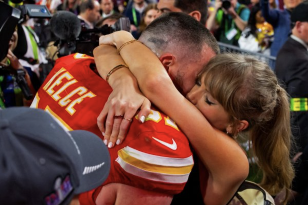 Travis Kelce y Taylor Swift festejan en el Super Bowl LVIII