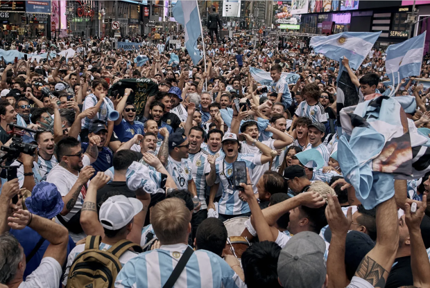 Aficionados de la Selección de Argentina invaden Times Square para apoyar a la Albiceleste 2024