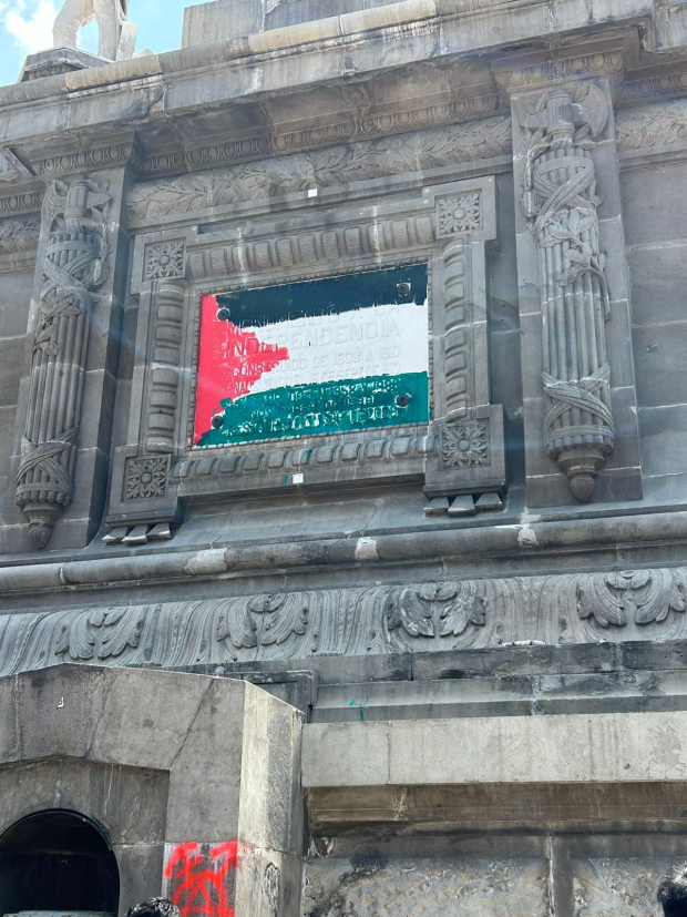 Pintan bandera de Palestina en el Ángel de la Independencia.