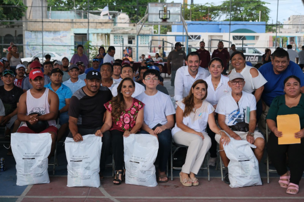 Gobernadora y autoridades locales apoyan a 222 pescadores con despensas básicas en Puerto Juárez.
