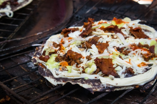 El queso Oaxaca es fundamental en muchos antojitos mexicanos.