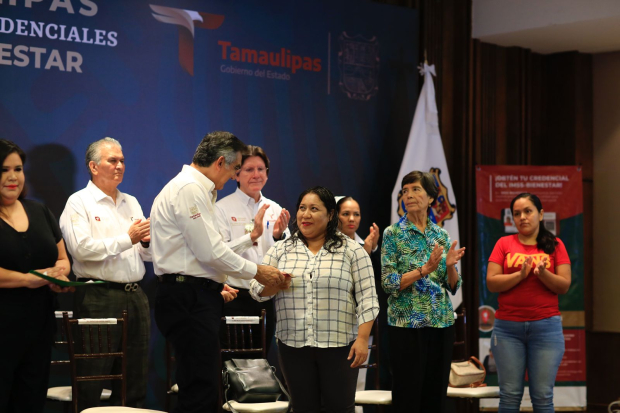 El gobernador de Tamaulipas otorgando credenciales del programa IMSS-Bienestar