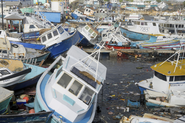 Daños que dejó Beryl a su paso por Barbados, el lunes.