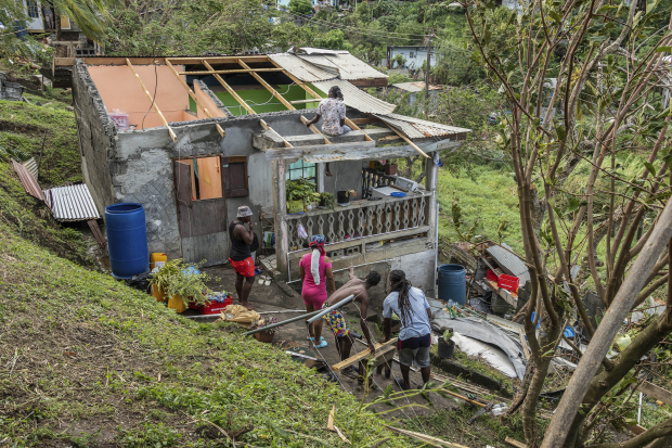 Habitantes de San Vicente intentan reparar los daños que dejó el ciclón en su vivienda.