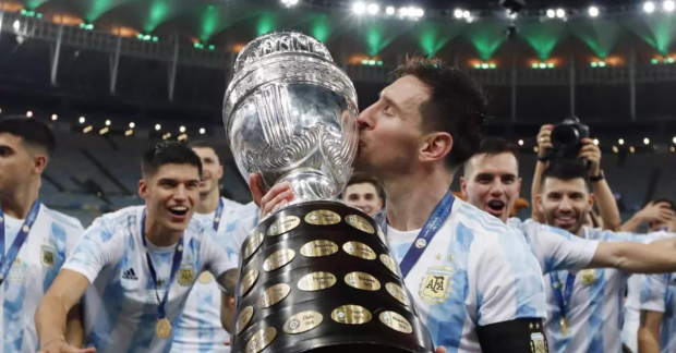 Lionel Messi besa el trofeo de la Copa América tras la victoria ante Brasil en la final de 2021, en el estadio Maracaná de Río de Janeiro