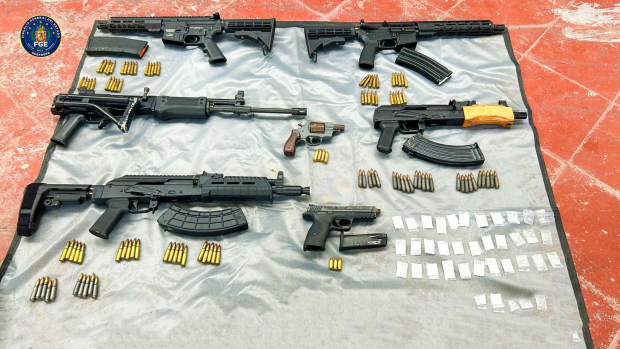 La Fiscalía General del Estado de Guerrero detuvo a 4 hombres con varias armas en el Fraccionamiento Las Playas, en el municipio de Acapulco.