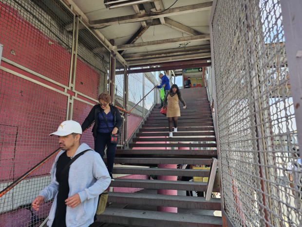 Adultos mayores usan las escaleras por la falla en elevadores de la Línea B, ayer.