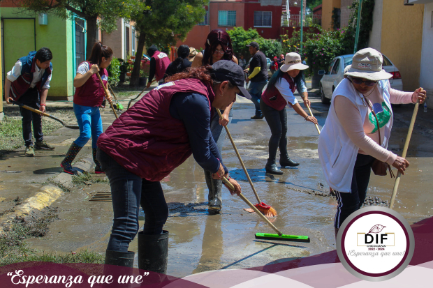Trabajadores del Gobierno municipal, en labores de limpieza el 3 de julio.