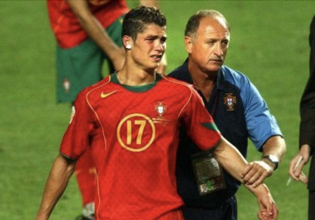 Cristiano Ronaldo sale entre lágrimas en su primera Eurocopa en 2004