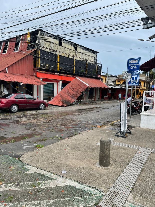 Aspectos de los daños causados en Tulum por el meteoro.