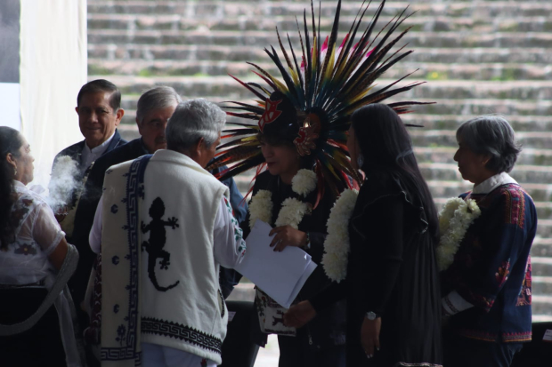 Pueblos indígenas muestran su apoyo a la gobernadora Delfina Gómez y entregan un collar de flores.