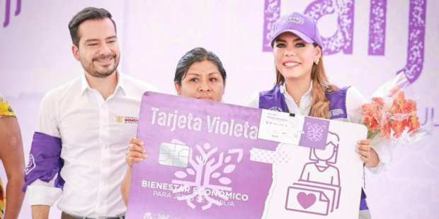 La gobernadora Evelyn Salgado entrega más de mil 300 Tarjetas Violeta a jefas de familia en Acapulco.