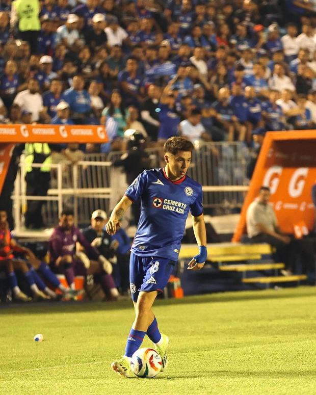 Rodrigo Huescas en un partido de la Liga MX con el Cruz Azul