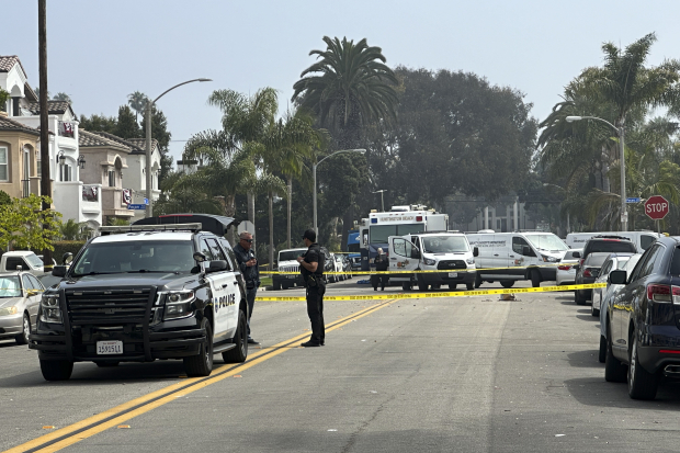 La policía resguarda la escena del crimen donde varias personas murieron y otras resultaron heridas, en Huntington Beach, California, el pasado 5 de julio.