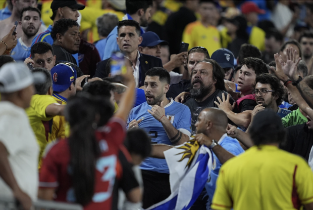 Aficionados uruguayos y colombianos se enfrentan al término de la semifinal de la Copa América