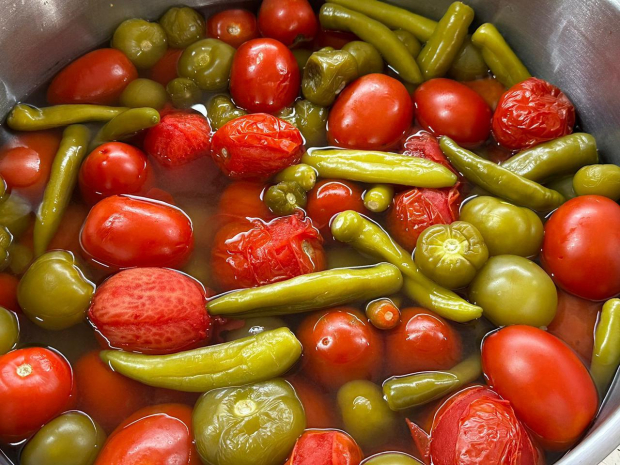 Tomate, chile y jitomate son ingredientes básicos para las típicas salsas.