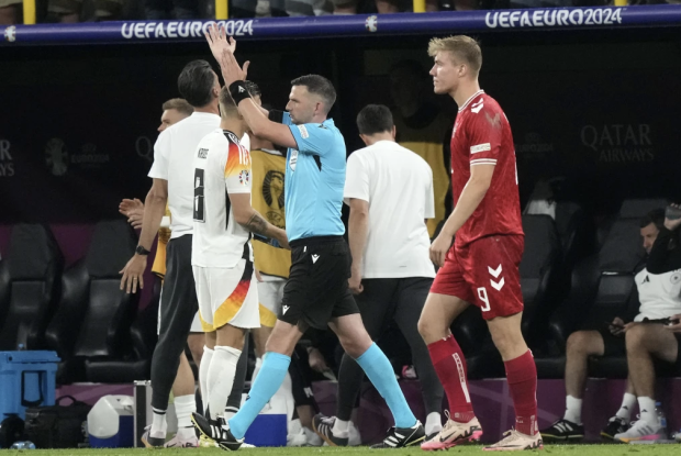 El árbitro inglés Michael Oliver otorga un penal a favor de Alemania después de que el VAT determinó que hubo mano en el encuentro ante Dinamarca en la Euro 2024